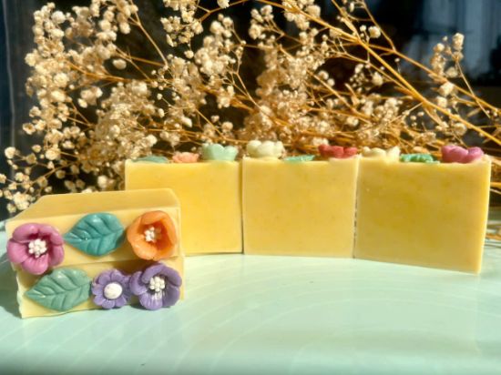 Ảnh của Xà phòng tinh bột nghệ và nước ép cà rốt