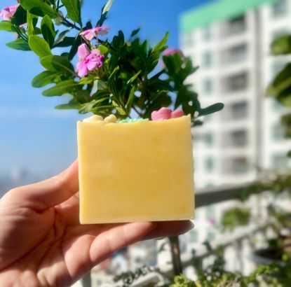 Ảnh của Xà phòng tinh bột nghệ và nước ép cà rốt