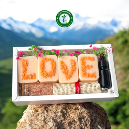 Ảnh của Hộp Quà LOVE Tinh Khôi