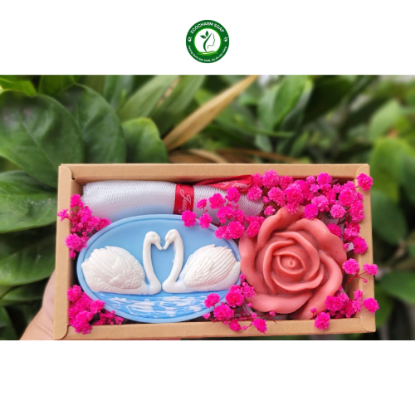 Ảnh của Hộp Quà Thiên Nga & Hoa Hồng – Gửi Trọn Yêu Thương