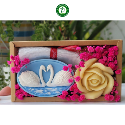 Ảnh của Hộp Quà Thiên Nga & Hoa Hồng – Gửi Trọn Yêu Thương