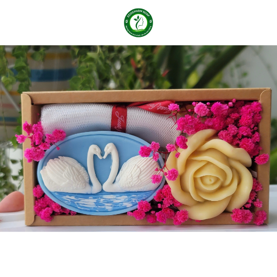 Ảnh của Hộp Quà Thiên Nga & Hoa Hồng – Gửi Trọn Yêu Thương